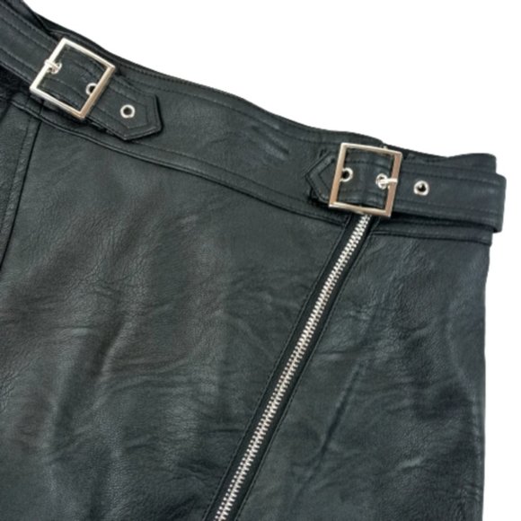Topshop vegan pleather mini skirt front zipper and buckle details - Picture 2 of 9